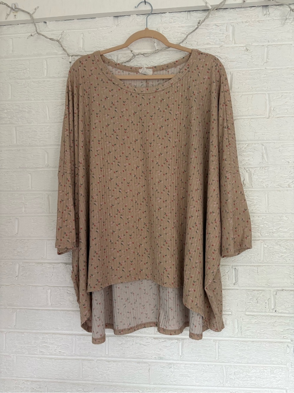 Relaxed Scoop-Neck Floral Tunic in Light Brown